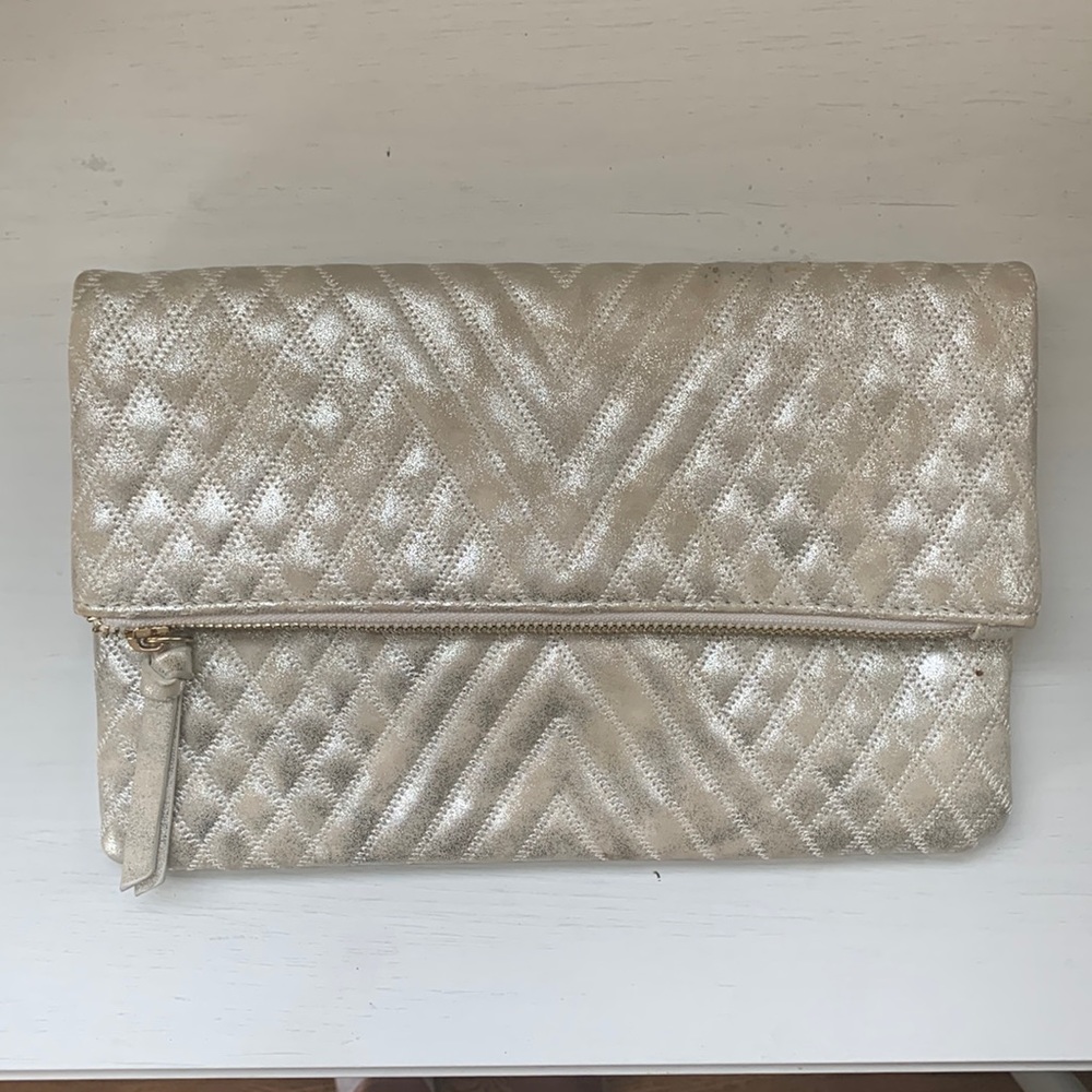 Pearlescent colored clutch